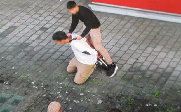 Linz (Autriche) : Des migrants parodient des exécutions en pleine rue. La population a peur