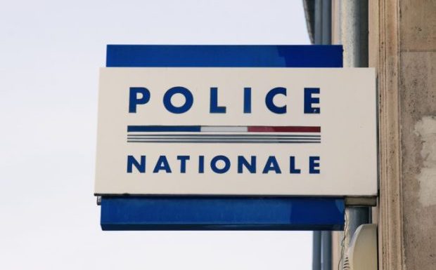 Paris : un clandestin algérien vient au commissariat récupérer son portable qu’il a perdu en agressant une femme, la police l’arrête