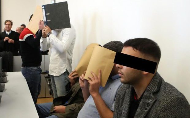 Krefeld (All.) : Mehmet, Achmed, Amro, Nidal et Taycan jugés pour avoir violé et humilié des femmes durant des heures