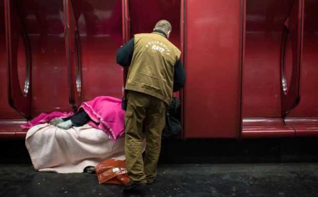De plus en plus de SDF réfugiés dans le métro sont des travailleurs pauvres