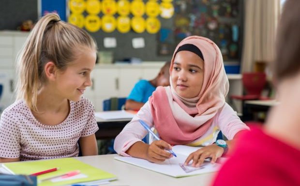 Selon des chercheurs l’interdiction de voile à l’école aurait amélioré la scolarité des jeunes musulmanes et réduit les inégalités