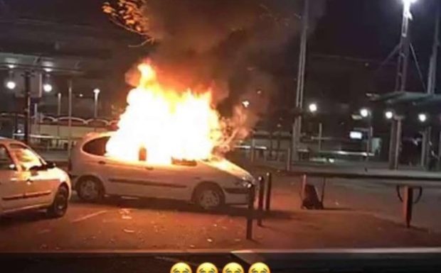 Nantes : L’installation happening « La voiture transpercée par un arbre » éveille la curiosité des habitants du quartier sensible de Bellevue (màj : oeuvre incendiée après 48h)