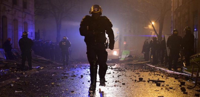 « C’est une image de chaos, d’apocalypse » : un an après le début du mouvement des « gilets jaunes », un CRS revient sur les premières heures du mouvement