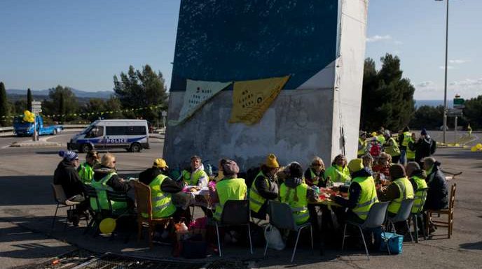 « Acte 54 » des « gilets jaunes » : de nouvelles actions à Paris et sur les ronds-points pour leur premier anniversaire