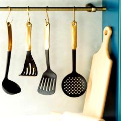 Ustensiles de cuisine en plastique : limiter le contact avec les aliments chauds