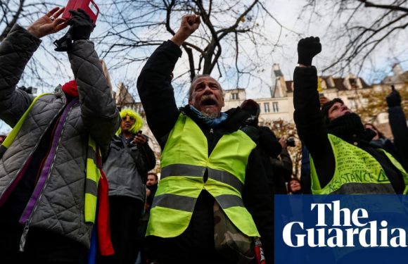 Gilets jaunes mark anniversary of first protest