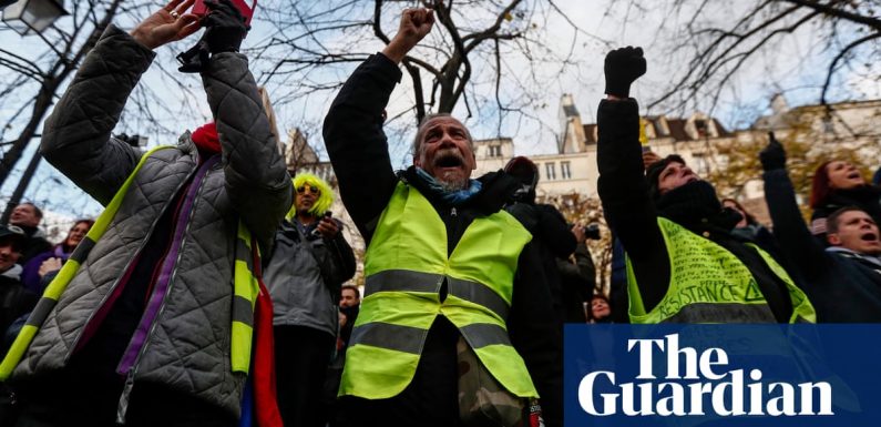 Gilets jaunes mark anniversary of first protest