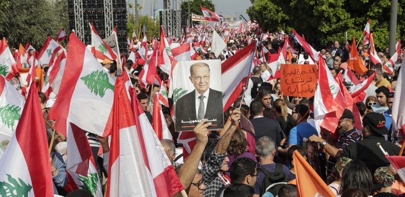 Liban : des milliers de manifestants pro et anti-pouvoir occupent tour à tour la rue