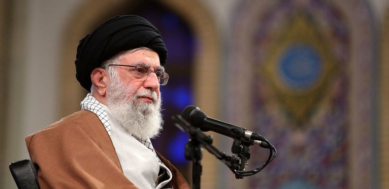 «Complice des Etats-Unis» ? L’ayatollah Khamenei fustige le rôle de Macron sur le nucléaire iranien