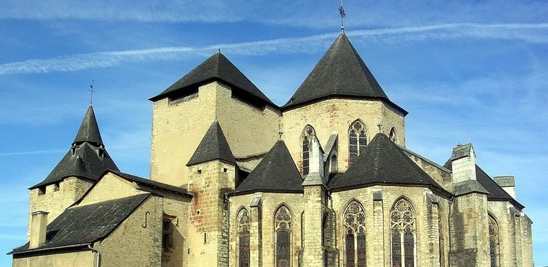 Pyrénées-Atlantiques : des pilleurs défoncent l’entrée d’une cathédrale à la voiture-bélier