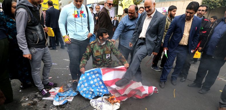 «Mort à l’Amérique» : des milliers d’Iraniens célèbrent la prise d’otages de 1979