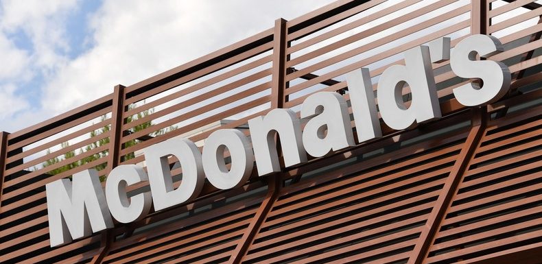 Deux Gilets jaunes condamnés à de la prison ferme pour le saccage d’un McDonald’s