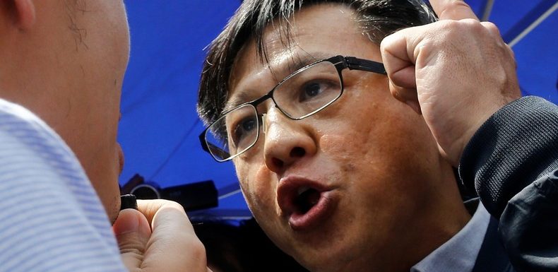 Un député hongkongais pro-Pékin victime d’une attaque au couteau (VIDEO CHOC)