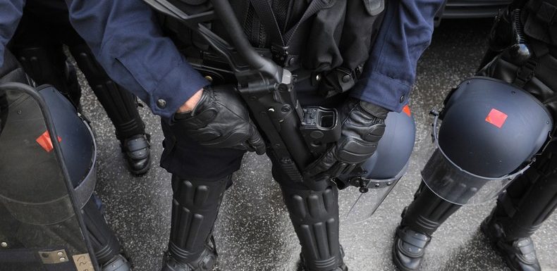 La plainte d’un adolescent ayant eu la mâchoire brisée par un tir de LBD classée sans suite