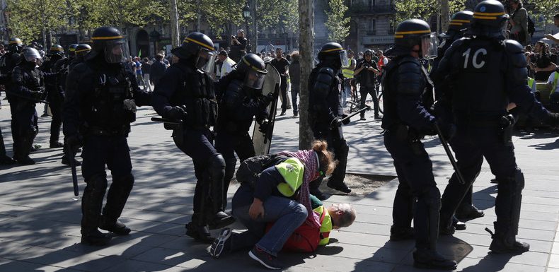Gilets jaunes : deux policiers jugés pour violences volontaires, 72 affaires en cours