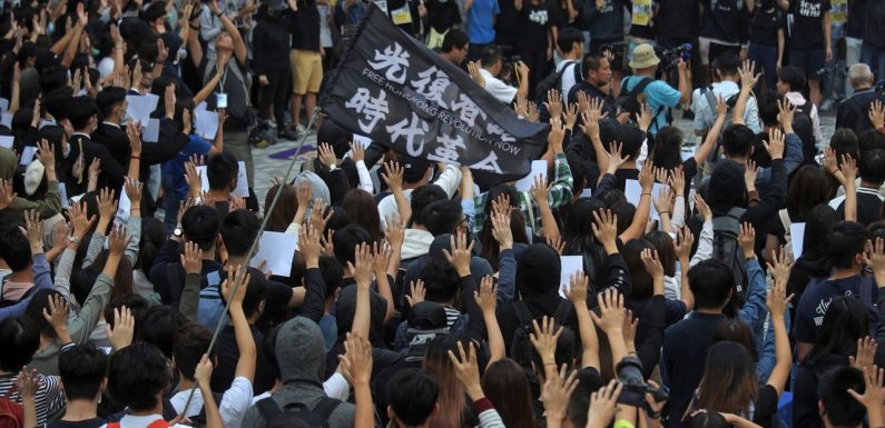 Hong Kong: les manifestants appellent à des veillées après la mort d’un étudiant