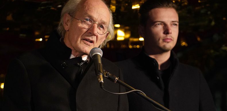 Le père d’Assange : «Julian risque de mourir en prison pour avoir révélé la vérité»