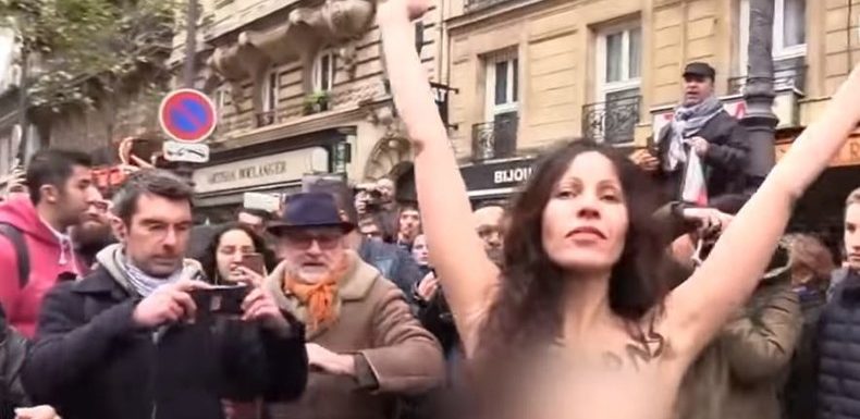 «Ne bradons pas la laïcité» : torse nu, une femme s&rsquo;invite à la marche contre l&rsquo;islamophobie (VIDEO)