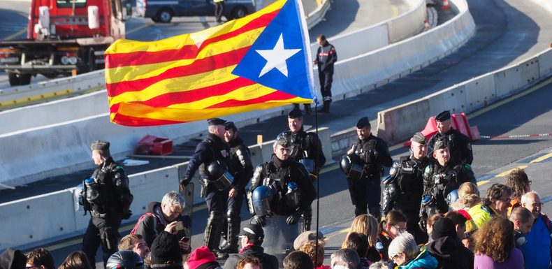 Opération franco-espagnole pour déloger des indépendantistes catalans qui bloquent l’autoroute A9
