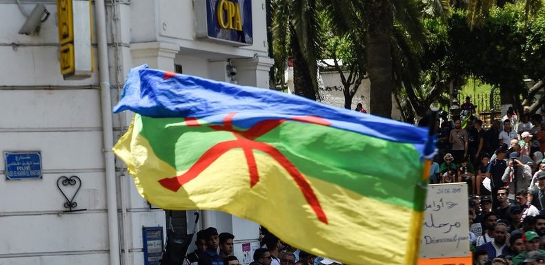 Algérie : 28 manifestants condamnés à de la prison ferme pour avoir arboré un drapeau berbère
