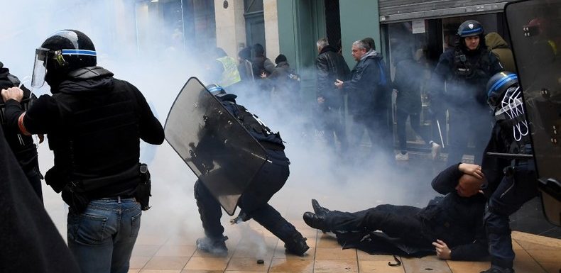 Acte 53 des Gilets jaunes à Paris : deux membres des forces de l’ordre se réfugient dans une laverie