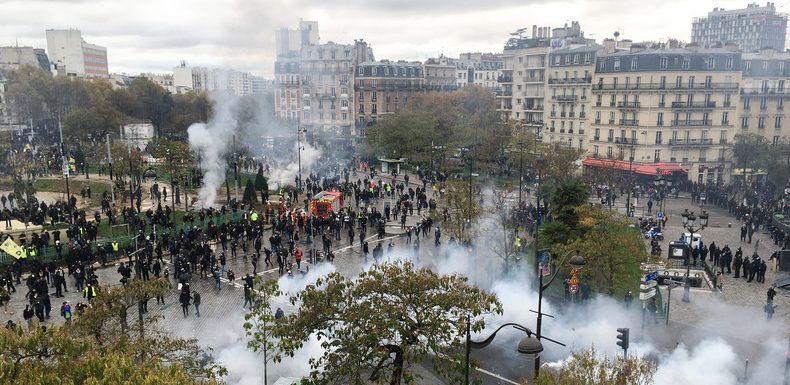 Paris : un monument dédié au maréchal Juin vandalisé pour servir de projectiles