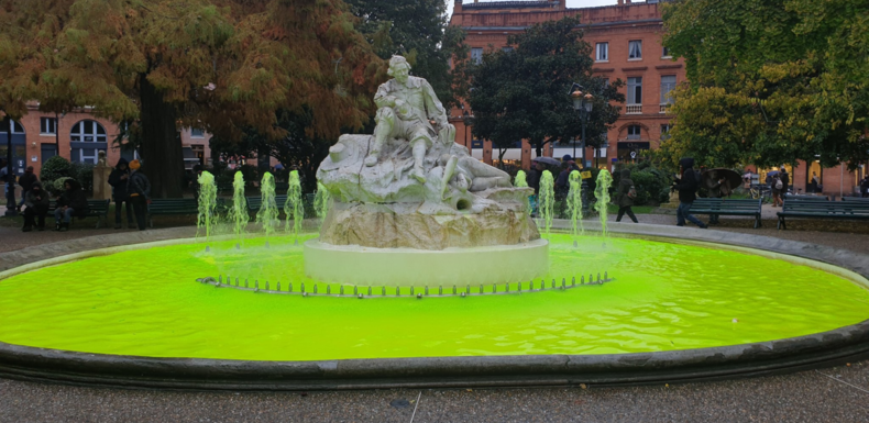 Fontaine jaune, nuages de lacrymo et ovation pour les pompiers : l’acte 53 à Toulouse, en images