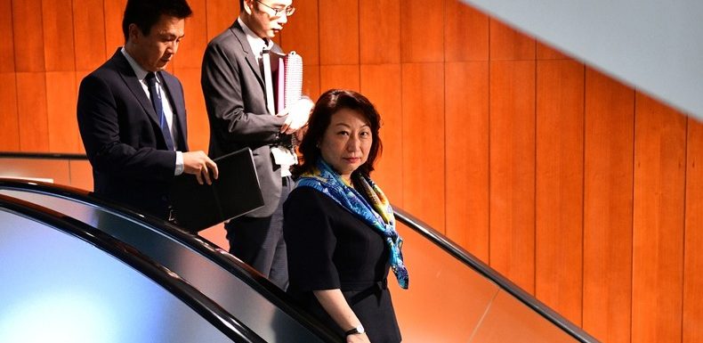 En déplacement à Londres, une ministre hongkongaise est violemment prise à partie (VIDEO)