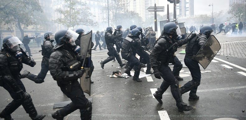 Un homme touché à l’œil par une grenade alors qu’il discutait durant l’acte 53 des Gilets jaunes