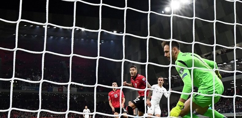 Albanie-France : la Marseillaise copieusement sifflée après la bourde du match aller (VIDEO)