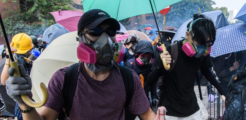 Hong Kong : nouveaux heurts entre activistes et forces de l’ordre, un policier blessé par une flèche