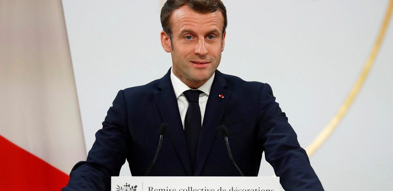 Gilets jaunes : Macron salue «la fraternité sur les ronds-points»