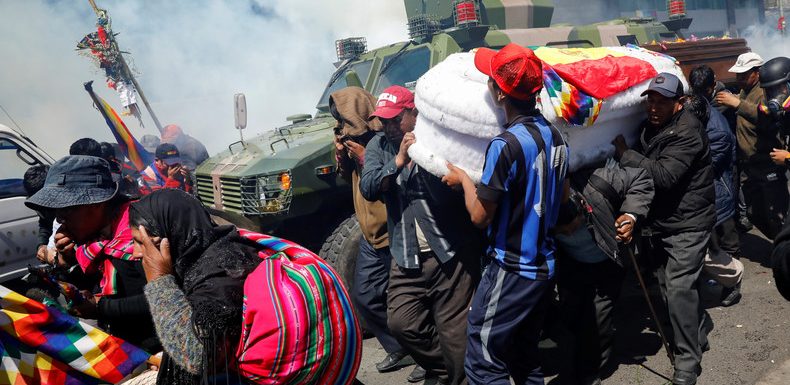 Bolivie : une marche funéraire antigouvernementale prise au milieu des gaz lacrymogènes (IMAGES)