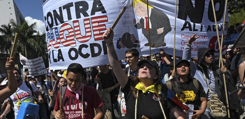 Colombie : des centaines de milliers de personnes dans les rues contre Ivan Duque (IMAGES)