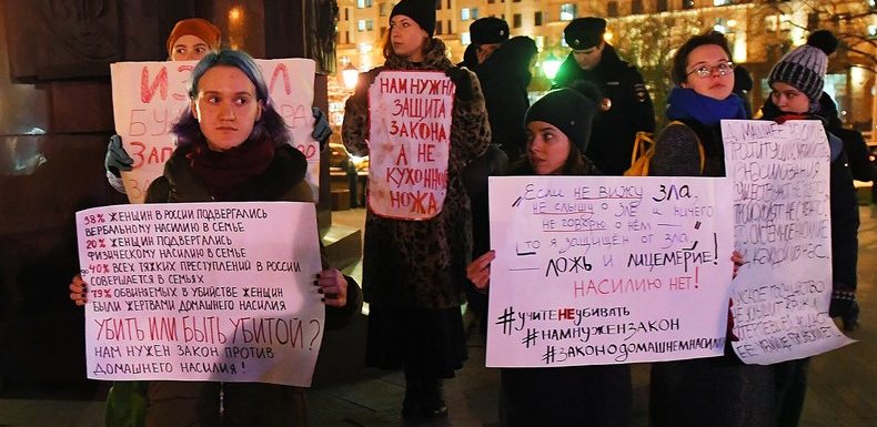 A Moscou, plusieurs centaines de personnes manifestent contre les violences faites aux femmes