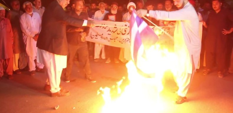 Un militant norvégien anti-islam brûle un Coran et provoque un tollé au Pakistan (VIDEOS)