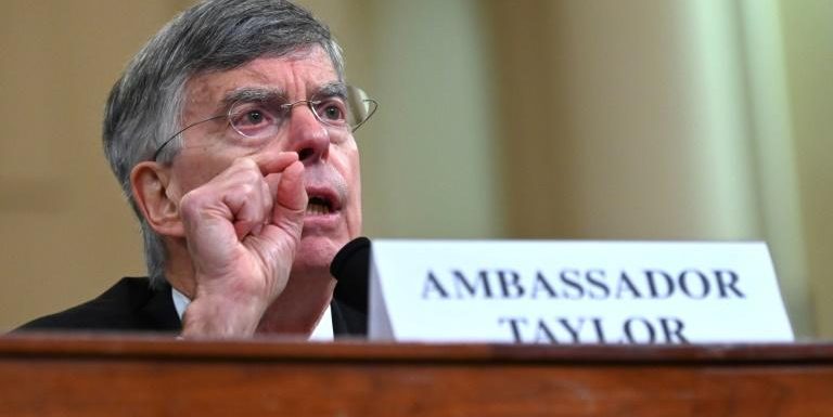 Destitution: un témoin clé renforce l’accusation contre Trump lors d’une audition historique