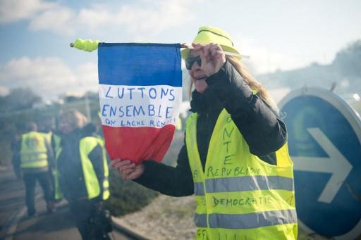 France: des « gilets jaunes » manifestent dans le calme