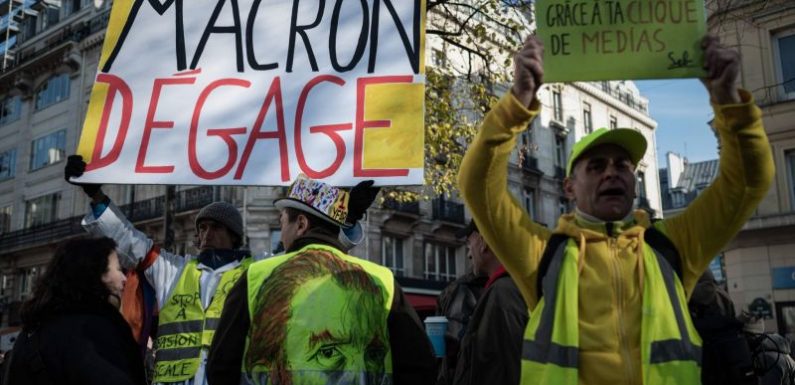 France : des « gilets jaunes » manifestent dans le calme
