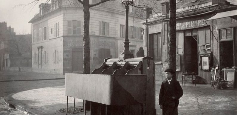 De l’amphore aux sanisettes : l’histoire (parfois érotique) des toilettes publiques