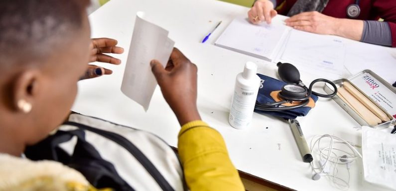 Immigration : le gouvernement plus ferme sur les soins de santé, plus souple sur le travail