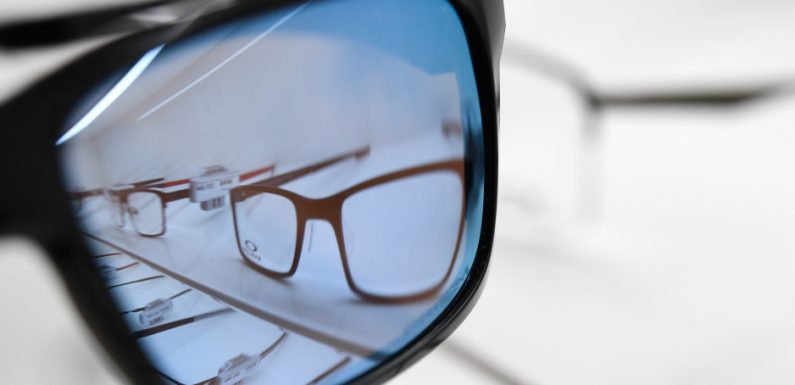 Au Japon, des femmes interdites de porter des lunettes au travail