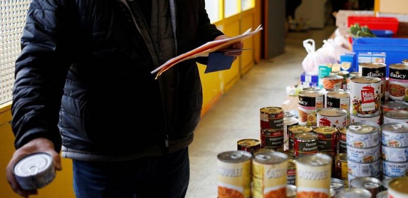 Une photo montre-t-elle de nombreux étudiants attendre devant les Restos du cœur ?