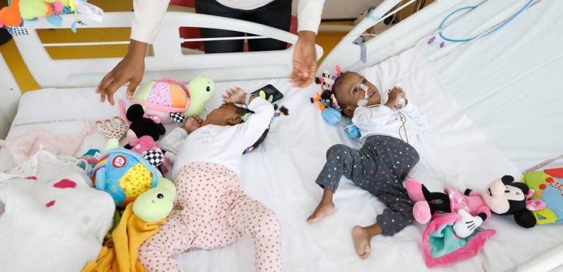 Lyon : « C’est tout un hôpital qui était derrière ces enfants », les médecins qui ont séparé les sœurs siamoises racontent l’intervention