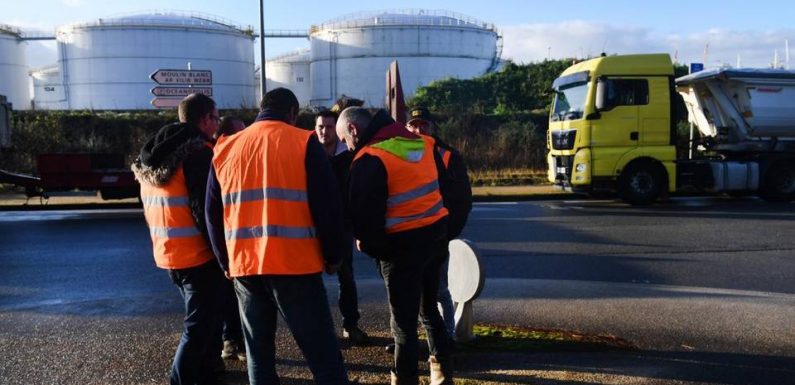Trois dépôts pétroliers encore bloqués par des professionnels du BTP dans l’Ouest