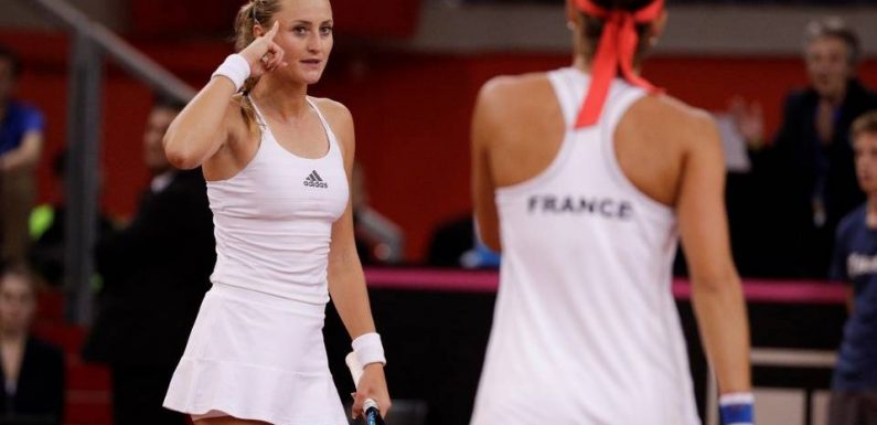 Fed Cup EN DIRECT : Kiki et Caro l’ont fait! Les Bleues remportent le 3e titre de leur histoire seize ans après le dernier… Revivez le match décisif en live…