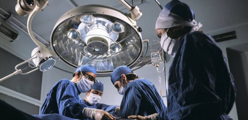 Bordeaux : L’oubli d’une compresse provoque une double amputation de son patient, le chirurgien condamné