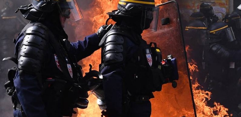 « La haine dans les yeux » : « Il faut donner aux policiers les moyens de se rapprocher de la population », estime un commissaire