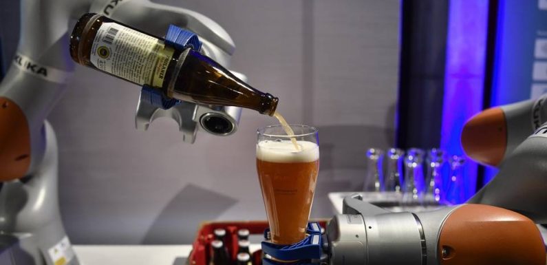 Des robots derrière le bar, des fêtes organisées moins tard… A quoi pourrait ressembler la boîte du futur ?
