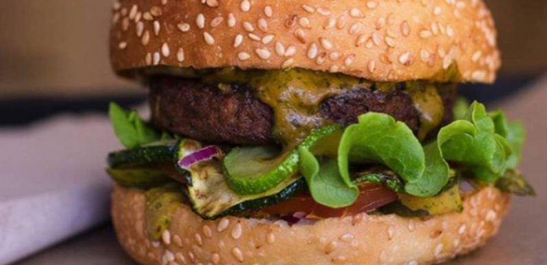 VIDEO. Plein les doigts : Le goût de la viande, sans viande ? On a testé un burger 100 % vegan à Paris
